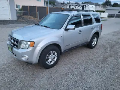 Our Escape runs and drives excellent. 3.0L engine with automatic transmission has been well maintain...