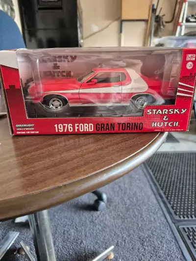 This Greenlight 1:24 scale 1976 Ford Gran Torino from Starsky & Hutch is in excellent, like-new cond...