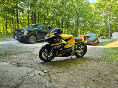 Gsxr750 has stands as well