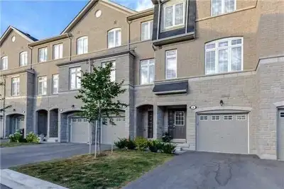 Executive Townhome in the Lakeview Community. Great location to QEW and walking distance to Go Train...