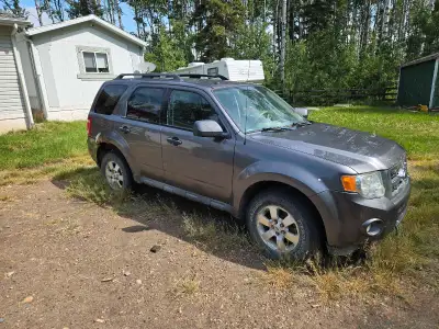 2009 Ford Escape 2.5l 4 cylinder 5 speed Manuel Bluetooth stereo with good speakers Been a very reli...