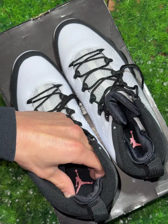 Size 9.5 - Air Jordan 9 OG Space Jam (2010) in Men's Shoes in Mississauga / Peel Region - Image 6