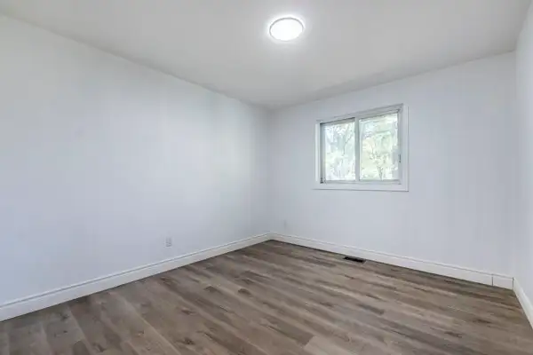 Students rental in Waterloo in Long Term Rentals in Kitchener / Waterloo - Image 10