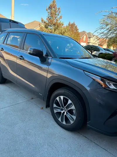Mint condition 2023 Toyota Highlander Hybrid XLE. 18000 KM on it.