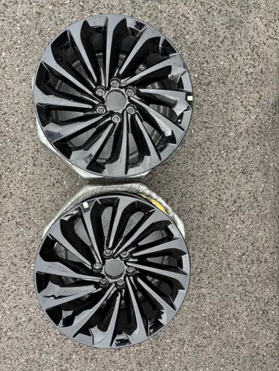 2 gloss black rims in very good condition. 22”x9.5” ET44 Bolt pattern 6x135