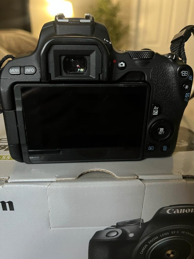 Canon EOS Rebel T7 in Cameras & Camcorders in Leamington - Image 2