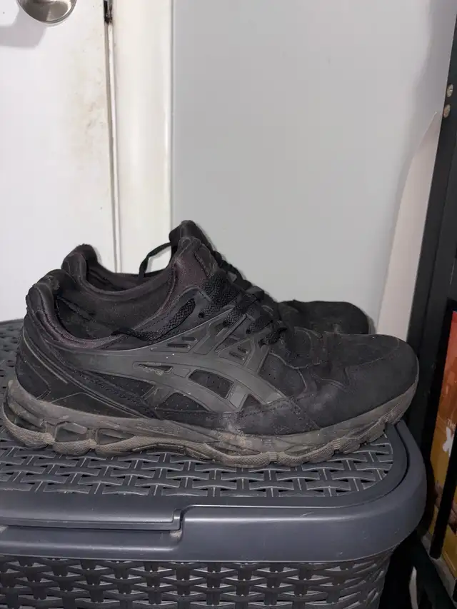 free Asics gel mens size 11 running shoes in Men's Shoes in Oshawa / Durham Region - Image 3