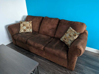 Sofa brun avec 2 coussins