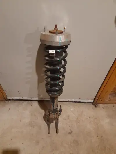 Front Complete Struts and Coil Springs. In good condition. Was on a 2011. Fit e70 from 07 - 13