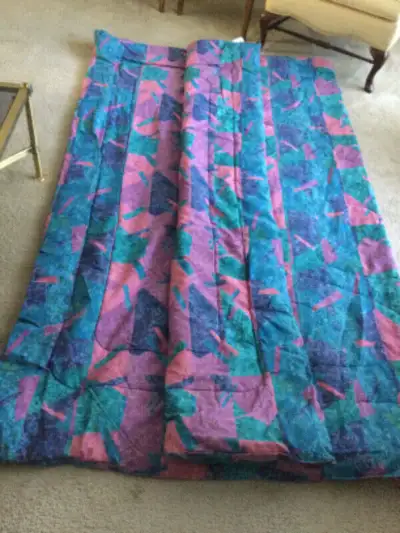 King-size quilt that is reversible. 102” x 90”. In new condition. Very clean; bright colours.