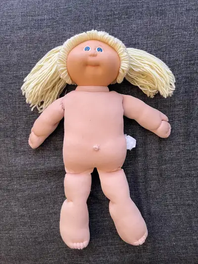 Voici une poupée bout de choux Cabbage Patch classique avec des cheveux blonds en fil et des yeux bl...