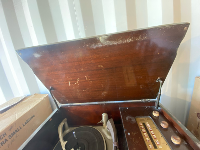 Antique Fleetwood radio/record player for sale in Arts & Collectibles in Penticton - Image 3
