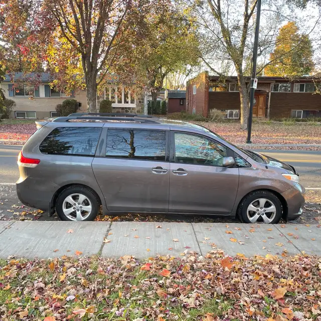 TOYOTA SIENNA 8 PLACES in Cars & Trucks in Longueuil / South Shore - Image 3