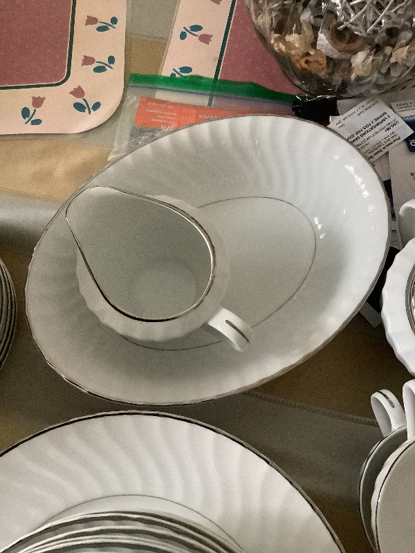 Ensemble de vaisselle en porcelaine dans Autre  à Longueuil/Rive Sud - Image 4