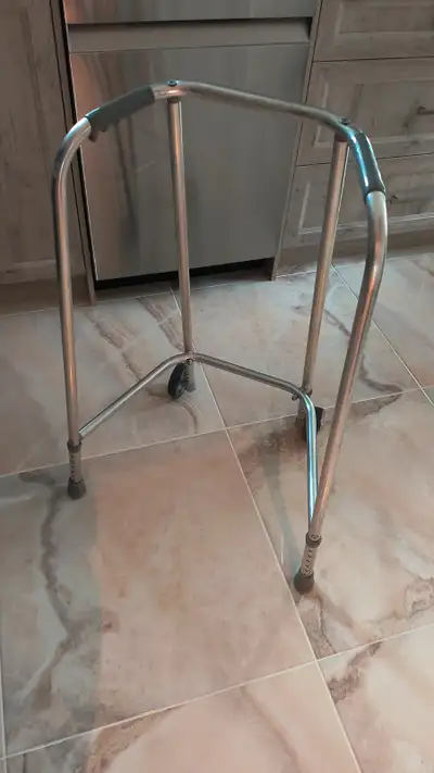 Banc de bain avec dossier et marchette 2 roulettes $50'chaque