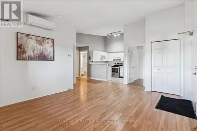 711sqft | 1 bed + Den | Apartment Style Condo | Burlington