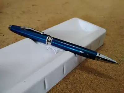 *The tip only retract by removing the top of the pen and turning the ink refill directly. *La pointe...