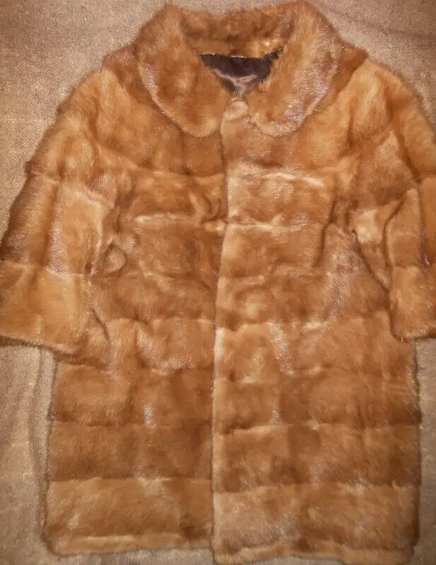 Mink Fur coat in Women's - Tops & Outerwear in City of Montréal - Image 2