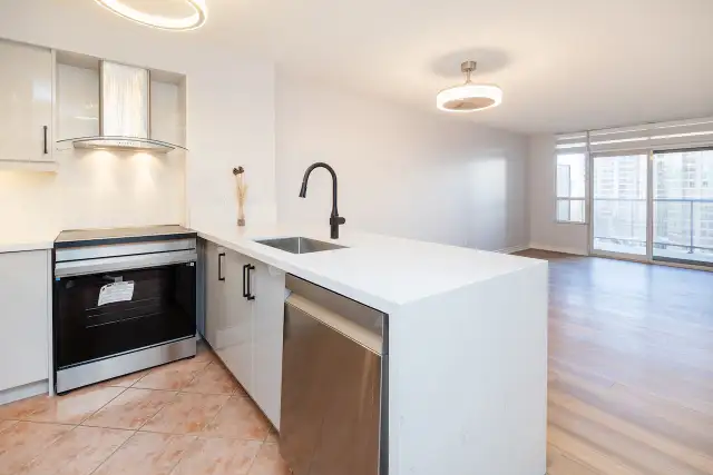 Mississauga Condo Available Immediately For Sale in Condos for Sale in Mississauga / Peel Region - Image 8