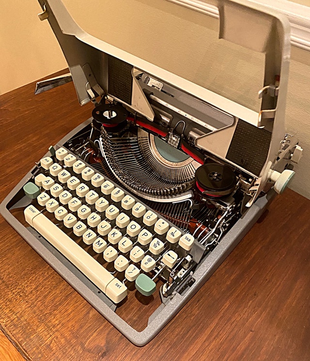 Olympia SM9 Portable Typewriter 1965 Made in W.Germany MINT Arts