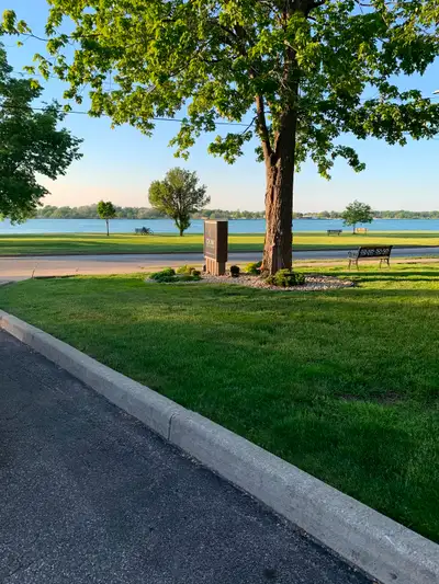 Large one bedroom condo! Quiet building. Conveniently located to everything. Easy access to Alexande...