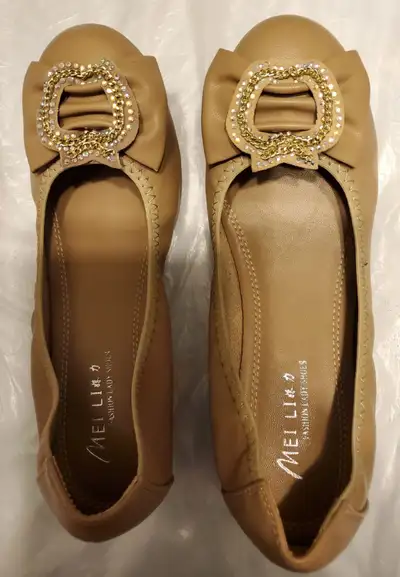 - Like new condition - Women's Size 8 / Size 25