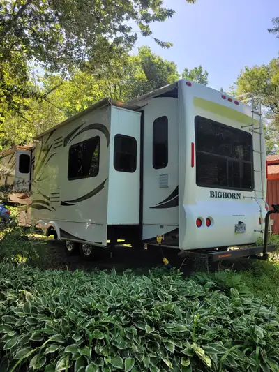 1 proprietaire 36' tres bien entretenu 3 extentions auto nivelage 6 points laveuse-secheuse 2 tv, le...