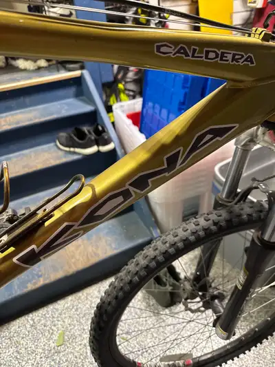 This is a used Kona Caldera mountain bike, perfect for hitting the trails. The bike is in good condi...