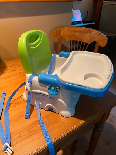 Siège rehausseur, à hauteur variable, facile à ajuster et solide (Fisher Price). Tablette ajustable...