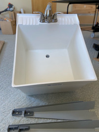 Freestanding laundry sink