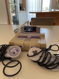 Super Nintendo + 2 manettes + jeu Super Mario World