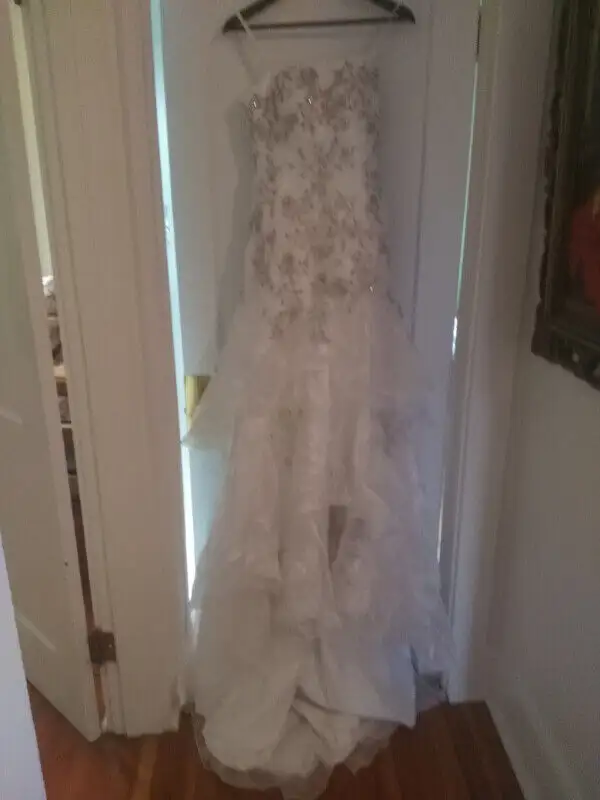 Beaded Wedding dress size 4-6 never worn in Wedding in Saskatoon - Image 9