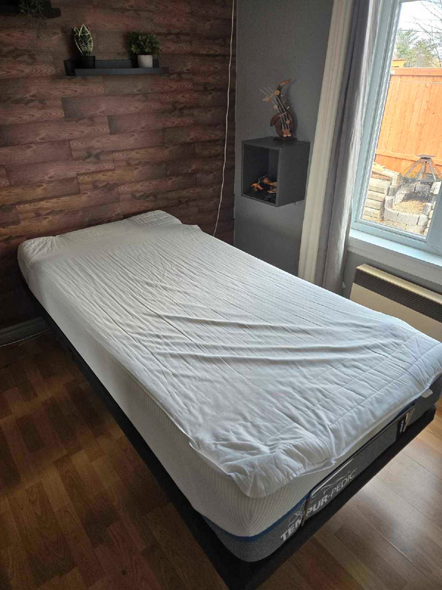 Lit électrique  in Beds & Mattresses in Québec City