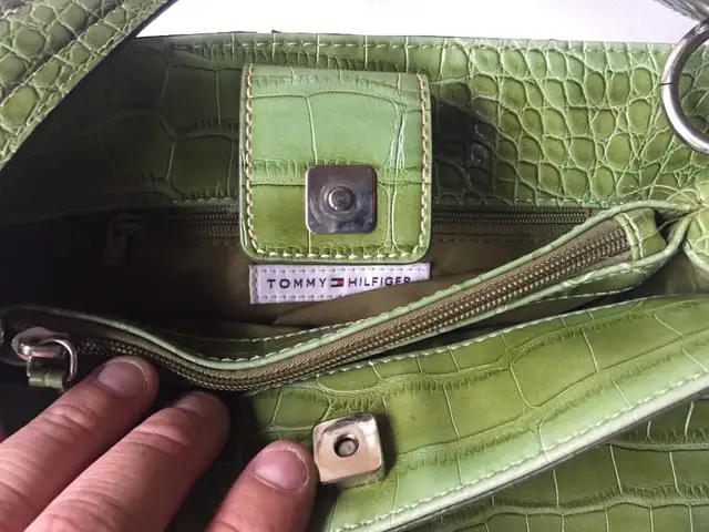 Tommy Hilfiger faux leather olive green purse/handbag in Women's - Bags & Wallets in Oshawa / Durham Region - Image 3