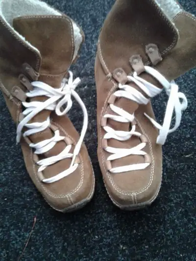 Women winter boots size 8, View more
