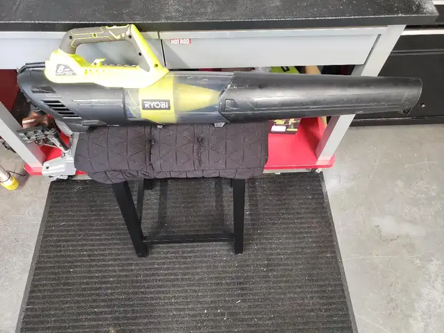 Ryobi 2 Speed Leaf Blower in Lawnmowers & Leaf Blowers in Trenton - Image 3