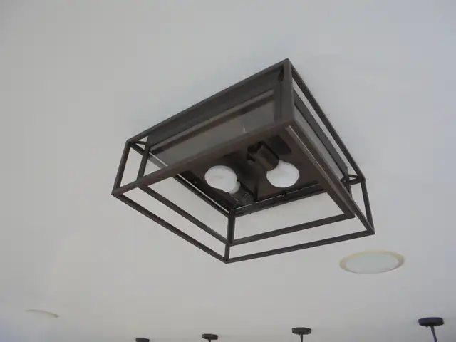 Luminaires plafonniers modernes in Indoor Lighting & Fans in Granby - Image 4