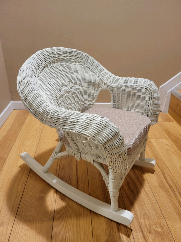 Child whicker chair in Chairs & Recliners in Ottawa - Image 2