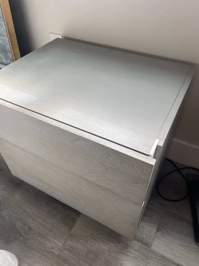 Queen bed & night stands 528934511523276802