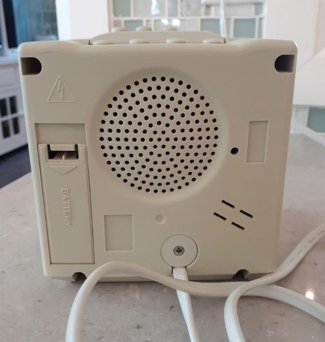 Vintage GE Cassette AM/FM Clock Radio Alarm Clock 7-4904A in General Electronics in Markham / York Region - Image 9