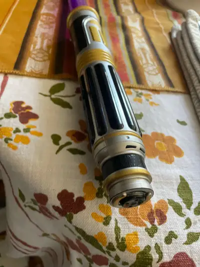 This pre-owned Hasbro Star Wars lightsaber is a great addition to any fan's collection, featuring a...
