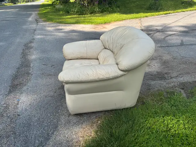 free armchair in Chairs & Recliners in Kingston - Image 3