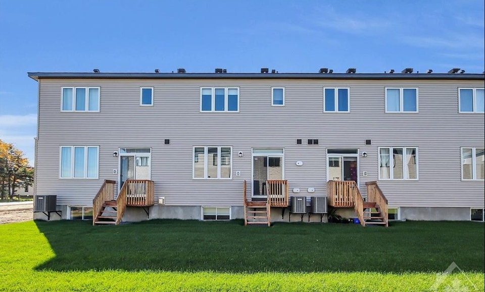 Full Townhome rental starting Nov 1st in Barrhaven 3