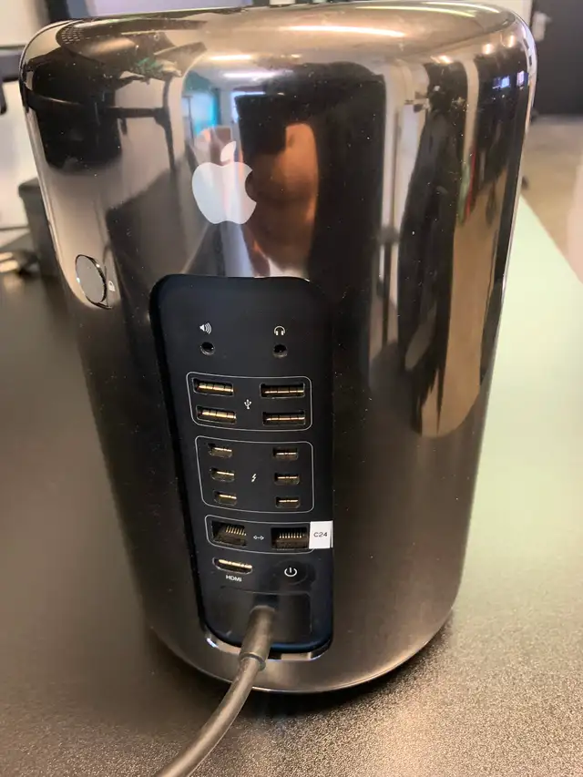 Mac Pro (Late 2013) in Desktop Computers in City of Montréal - Image 3