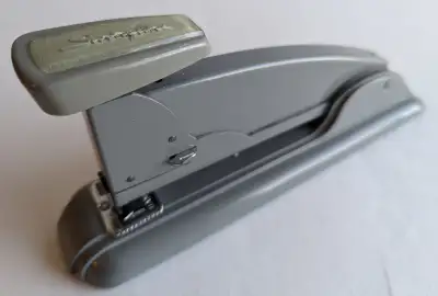 Brocheuse "vintage" de marque Swingline - modèle 4, de style Art Deco - corps en métal de couleur gr...