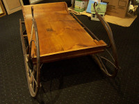 Traineau antique converti en table basse de salon-antique sleigh