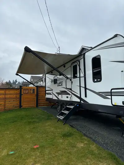 RV like new. Push out in kitchen. King bed. Outdoor kitchen fully automated. Large shower and double...
