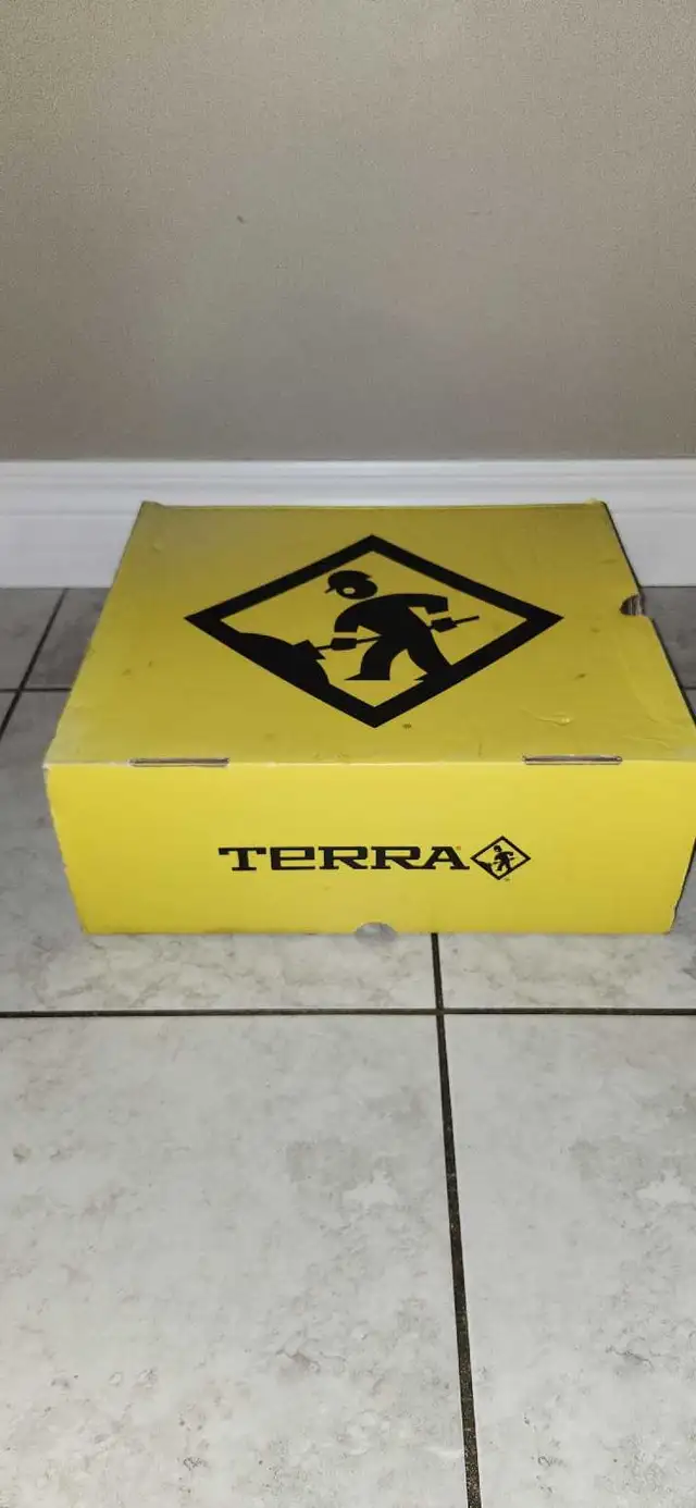 Work boots in Men's Shoes in Cambridge - Image 4