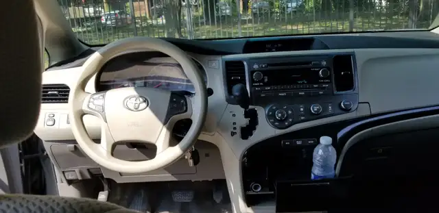 toyota sienna 2011 in Cars & Trucks in City of Montréal - Image 8