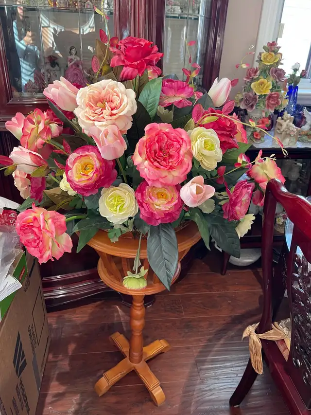 vintage solid wooden planter , excellent condition!  in Dining Tables & Sets in Hamilton - Image 2